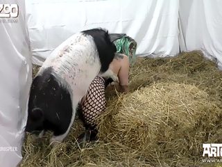 Herrliche Frau fickt kleinen Eber